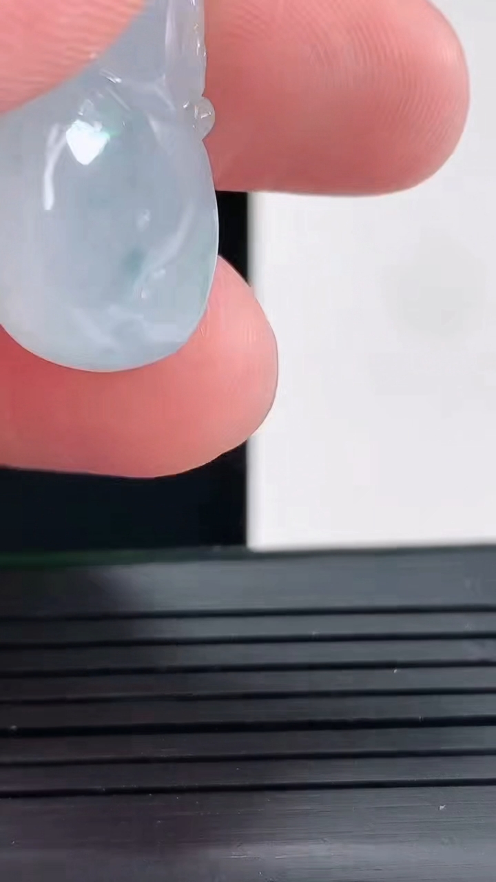 天然A货翡翠飘花葫芦吊坠，尺寸32-16.5-9重量:8.48g
4月25日