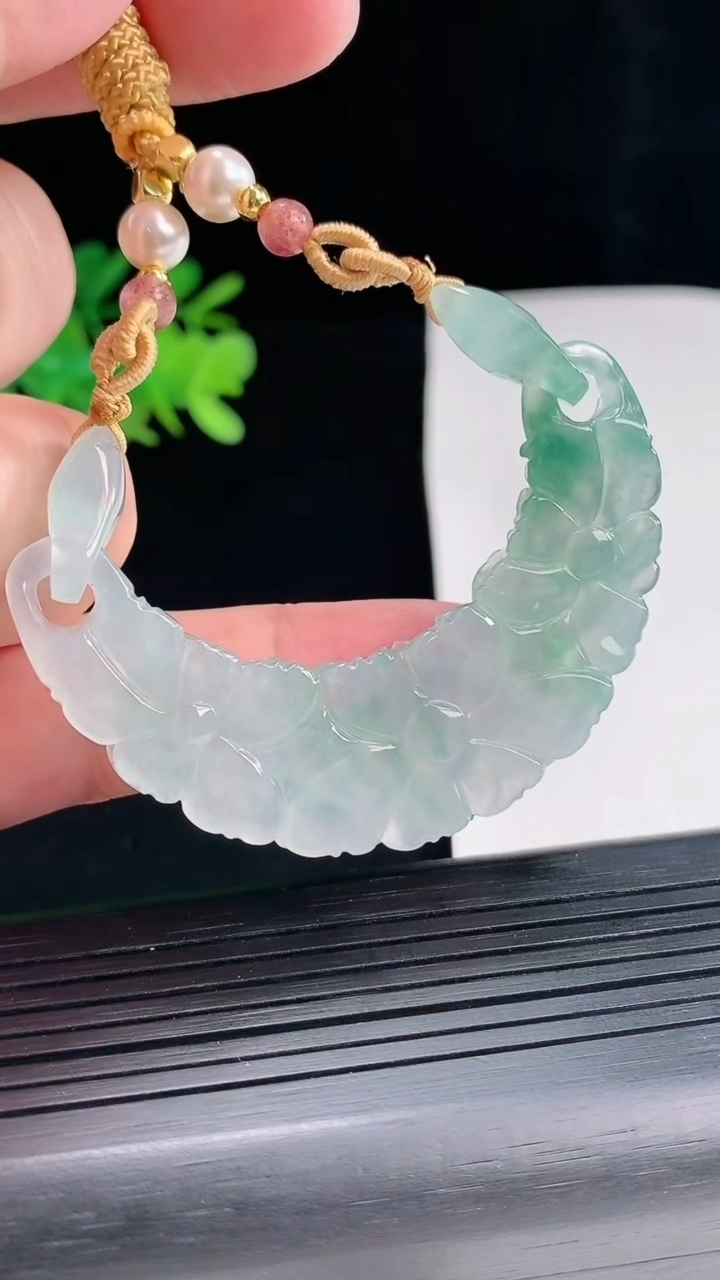 天然A货翡翠和和美美 荷花吊坠，尺寸56-18-4.6重量:16.99g
4月25日