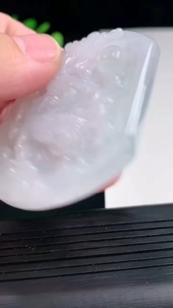 天然A货翡翠麒麟吊坠，尺寸53-44.8-5重量:28.57g
4月25日