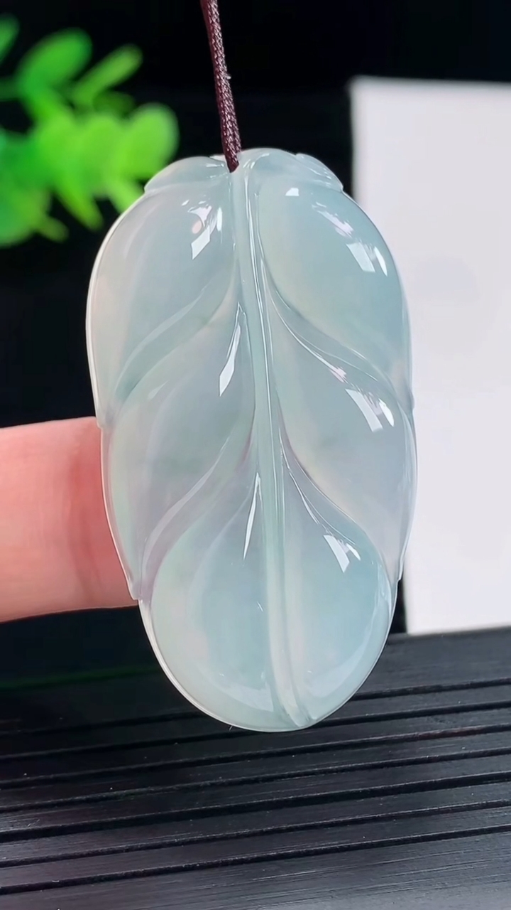 天然A货翡翠冰种飘花金枝玉叶 叶子吊坠，尺寸43.5-24.5-5.5重量:11.75g
4月25日