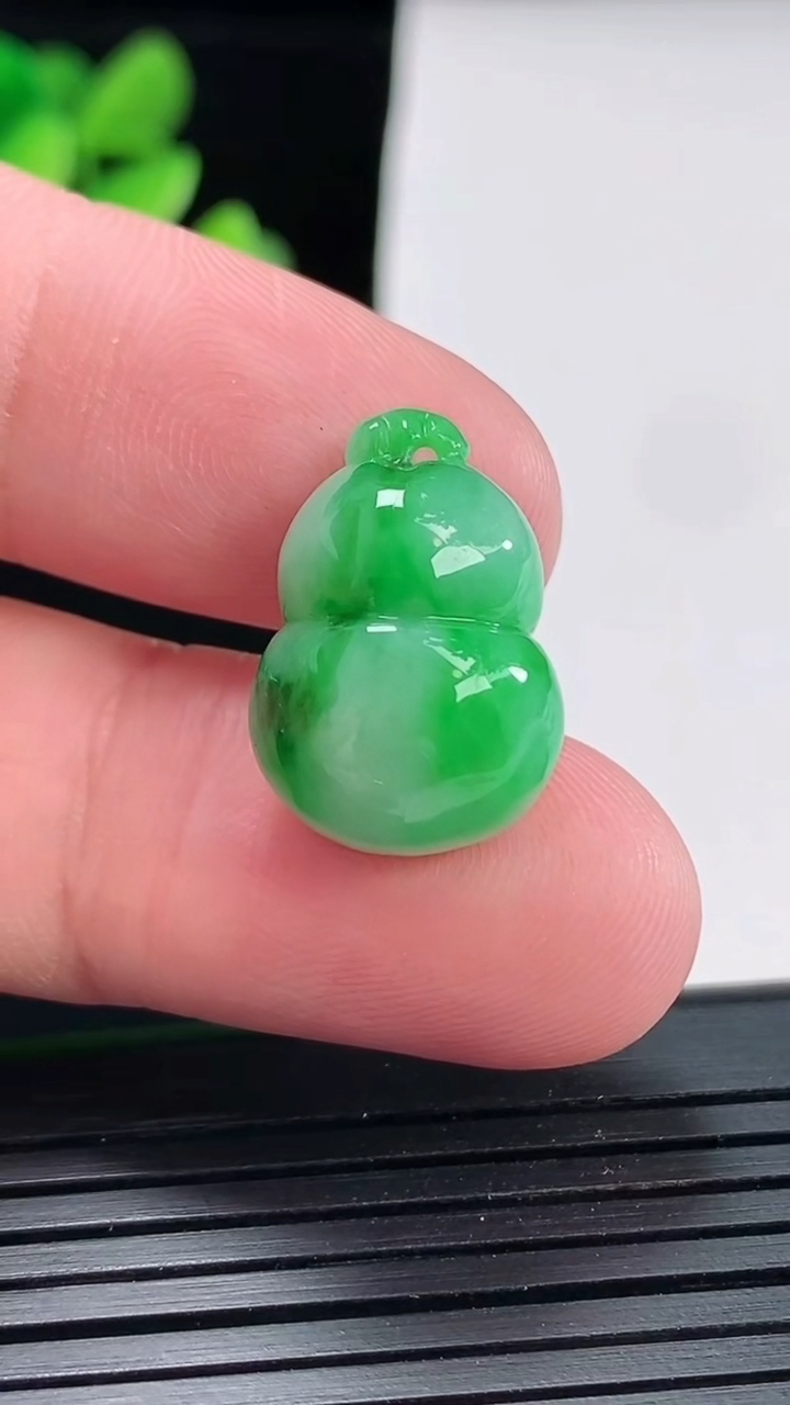 天然A货翡翠葫芦吊坠，尺寸20-13.5-9.2重量:4.16g
4月25日