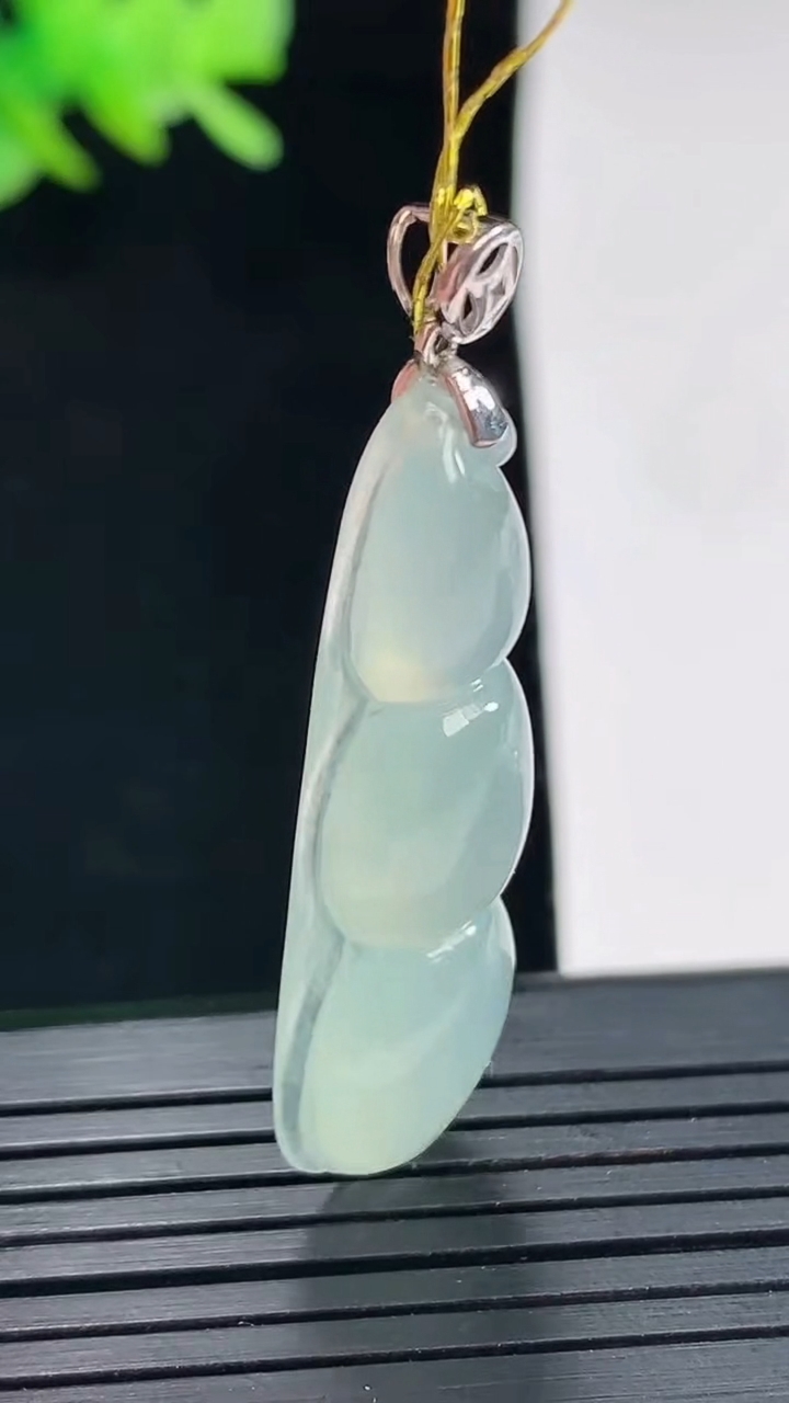 天然A货翡翠福豆吊坠，尺寸38-13-6重量:5.31g
4月25日