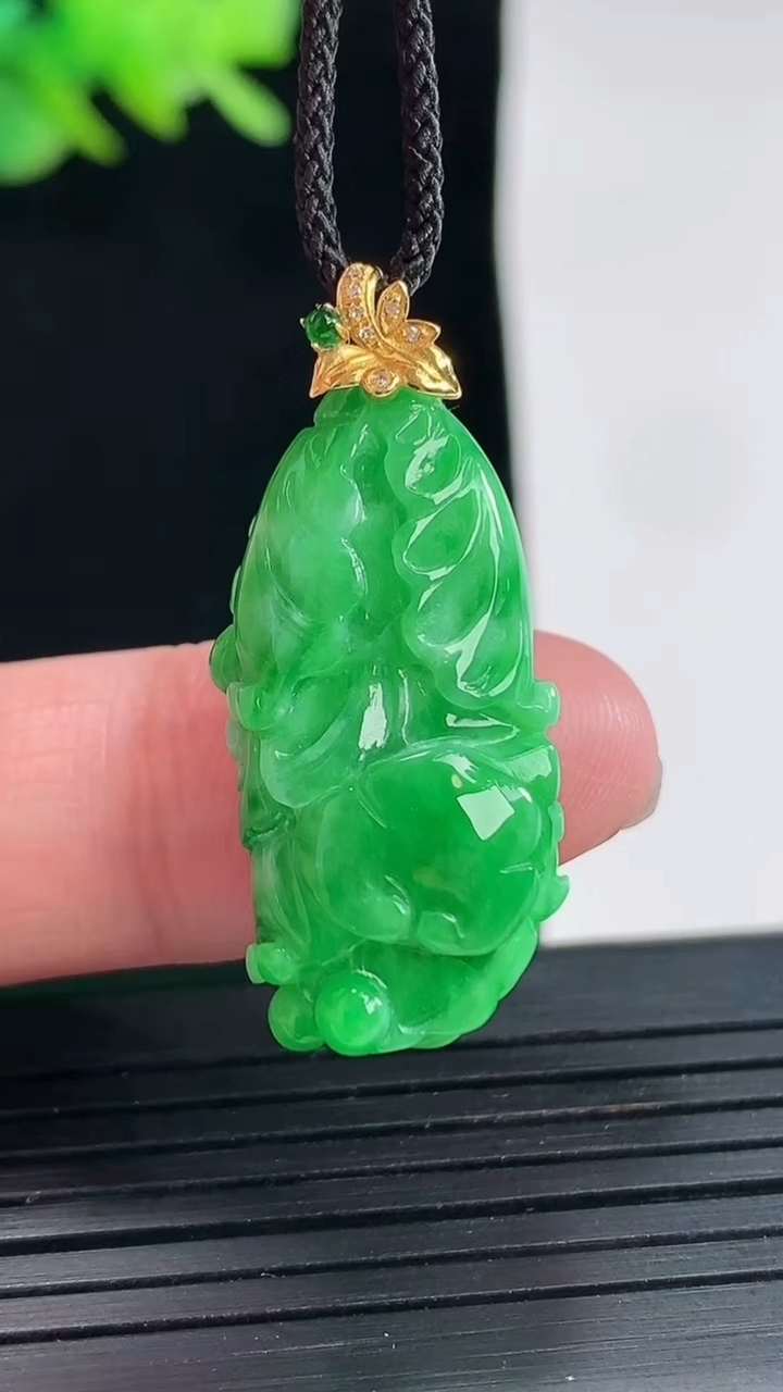 天然A货翡翠白菜吊坠，尺寸28-14-9.5重量:6.50g
4月25日