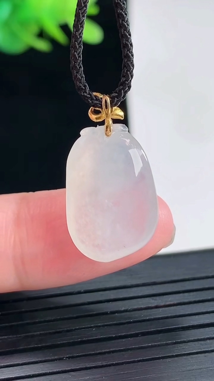 天然A货翡翠种白冰福瓜吊坠，尺寸18.6-13-6重量:3.00g
4月25日