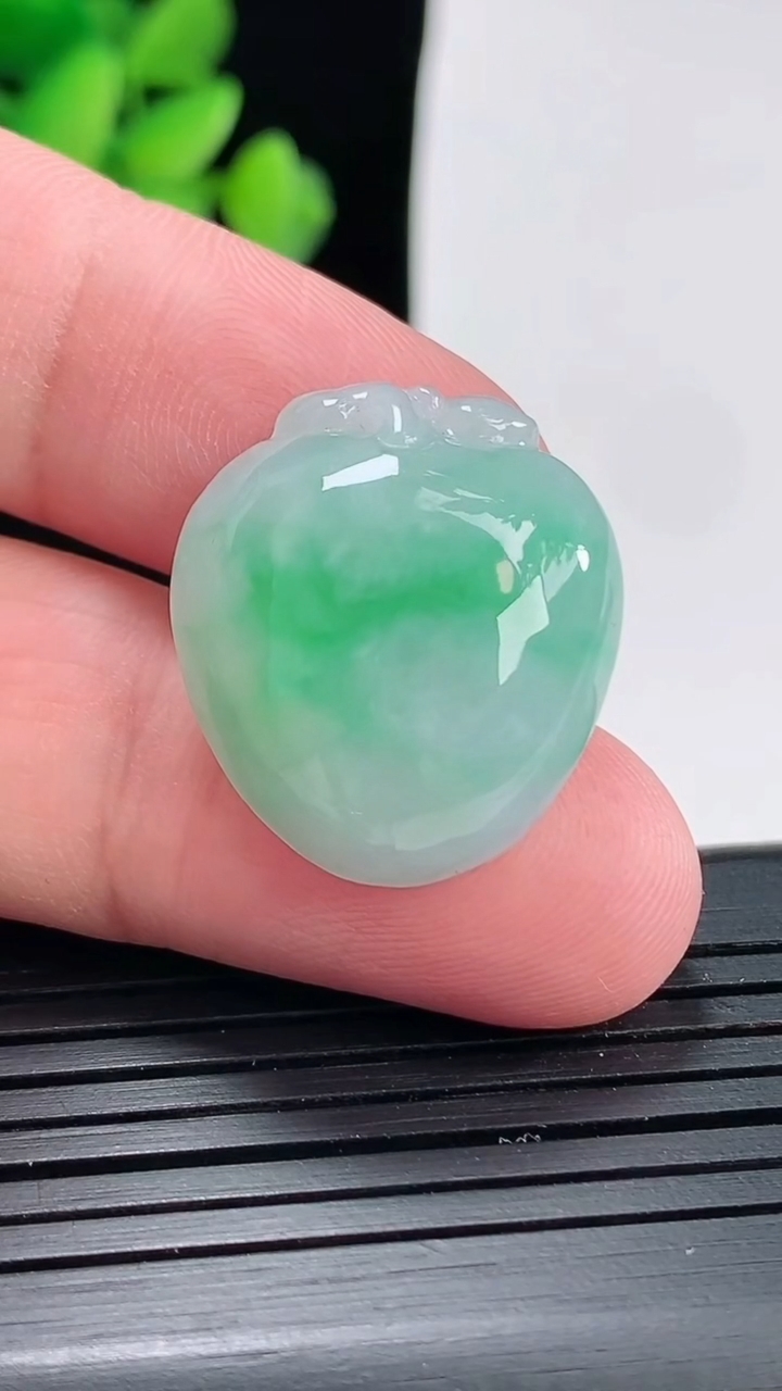 天然A货翡翠福瓜吊坠尺寸23.6-21-7重量:6.20g
4月25日