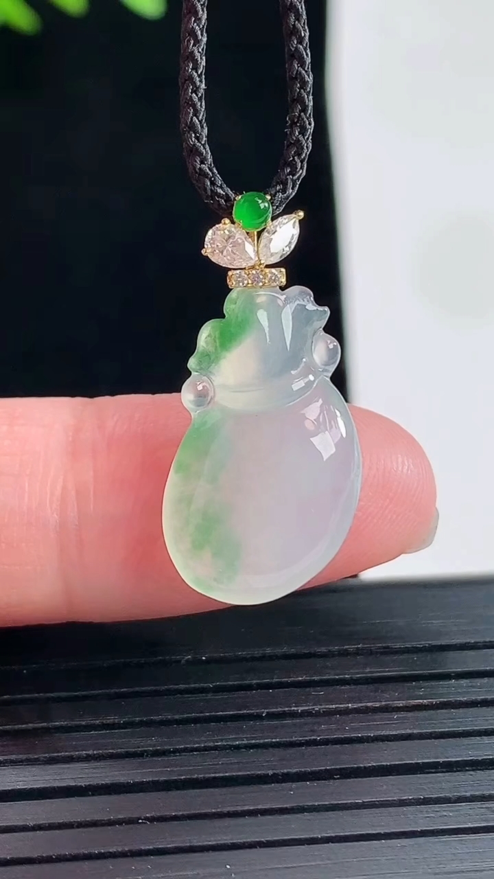 天然A货翡翠福袋吊坠，尺寸18.6-11.8-4.2重量:1.86g
4月25日