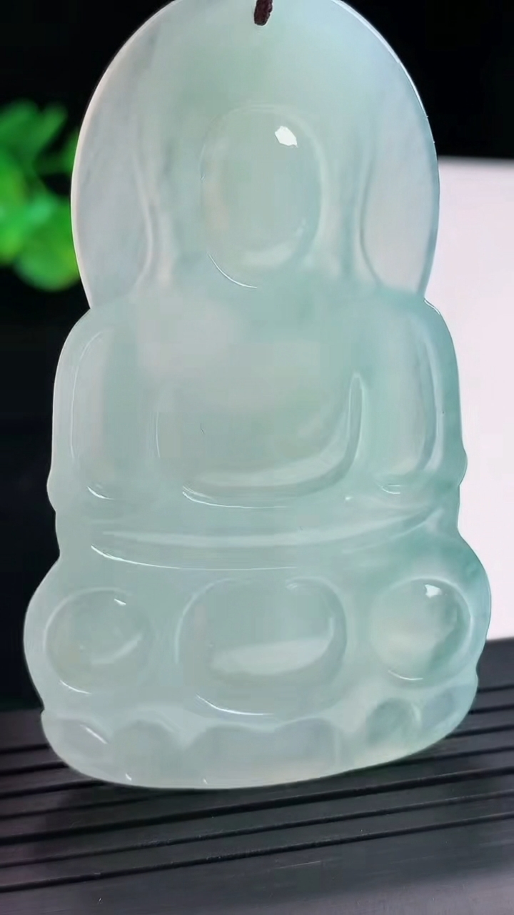 天然A货翡翠正装观音吊坠，尺寸67.5-40.5-5.6重量:28.93g
4月25日