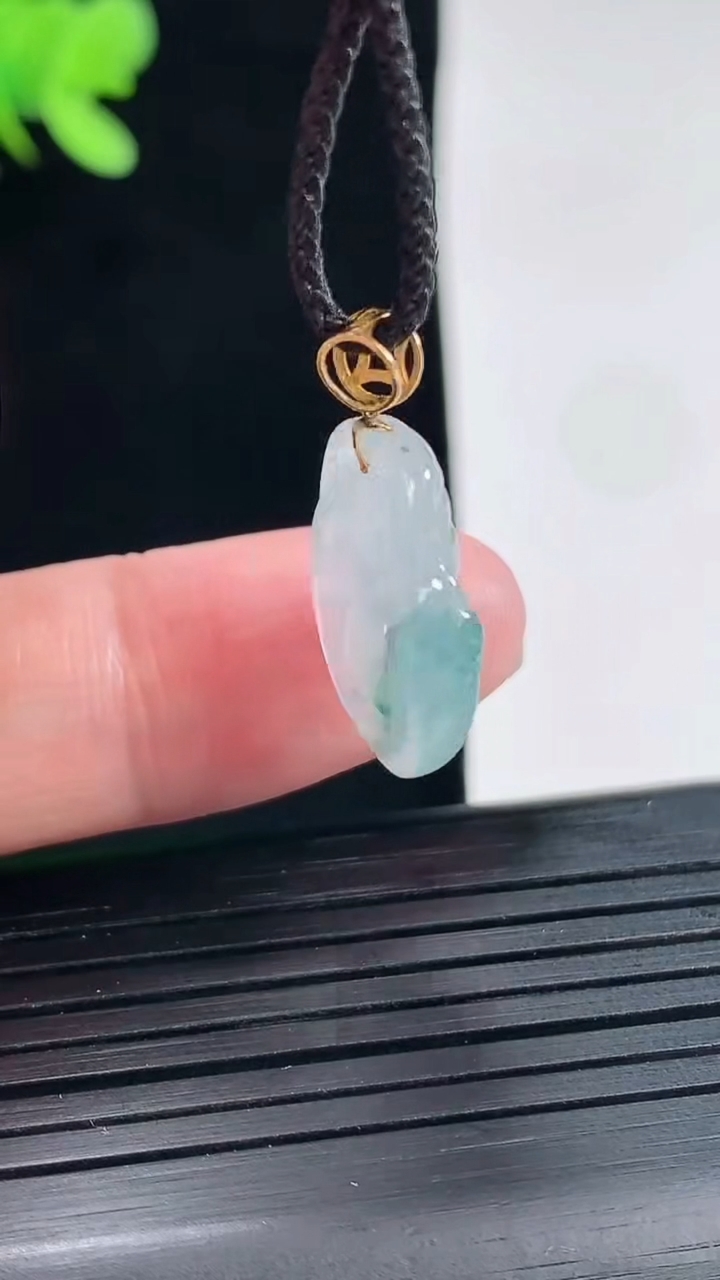 天然A货翡翠种飘花财神爷吊坠，尺寸17.5-16-5重量:2.33g
4月25日