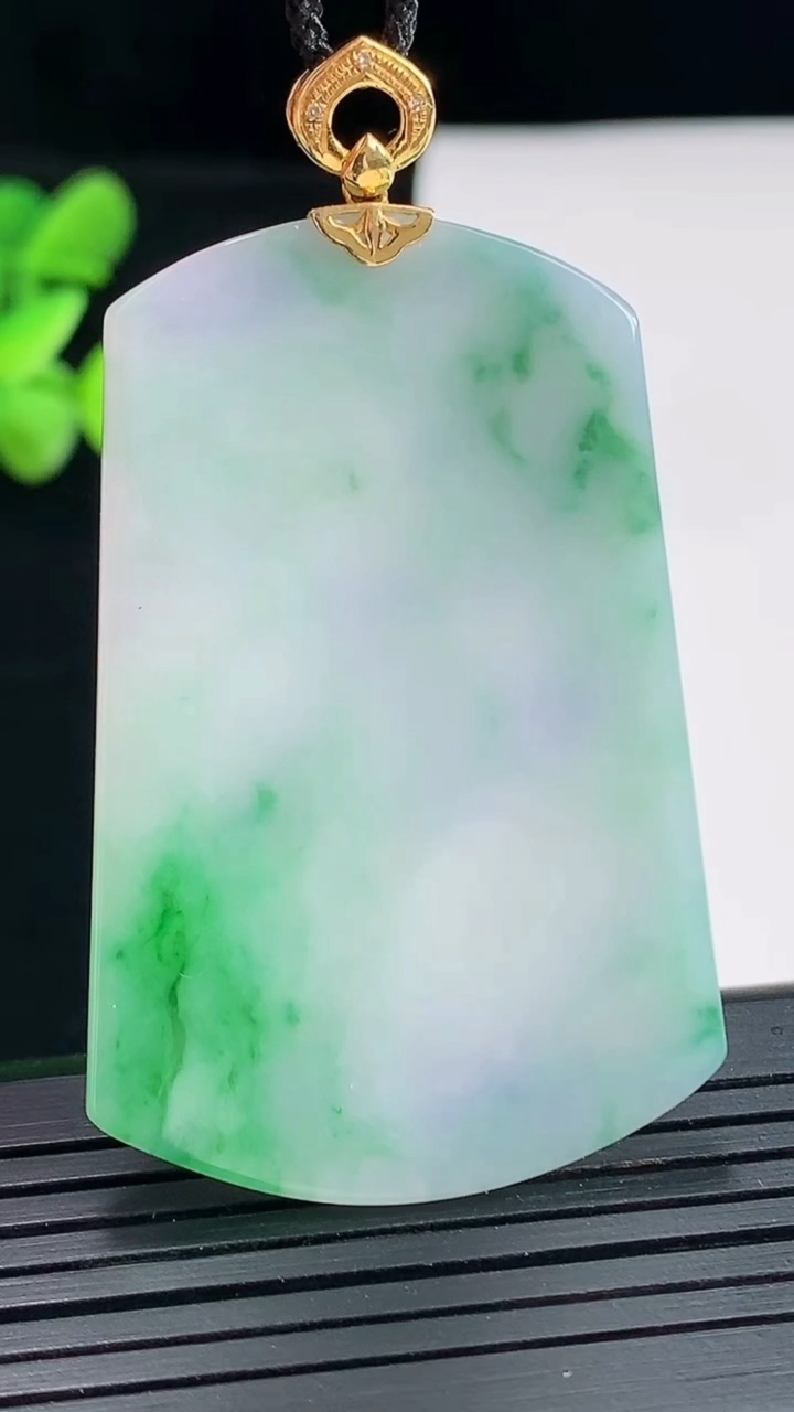 天然A货翡翠无事牌吊坠，尺寸49-32-2.6重量:12.18g
4月25日