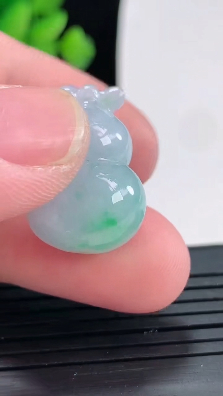 天然A货翡翠春带彩 紫罗兰葫芦吊坠尺寸23-16.6-12重量:7.42g
4月25日