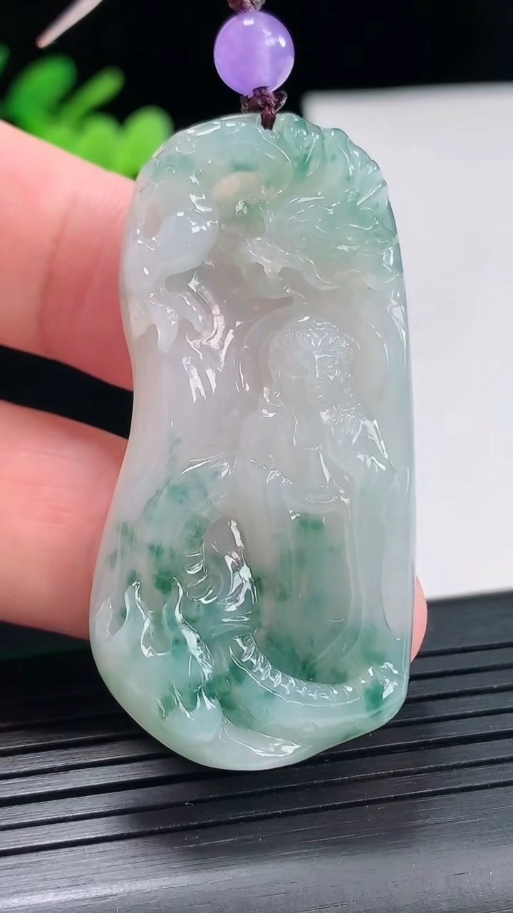 天然A货翡翠飘花祥龙观音吊坠，尺寸52-26-5重量:15.07g
4月25日