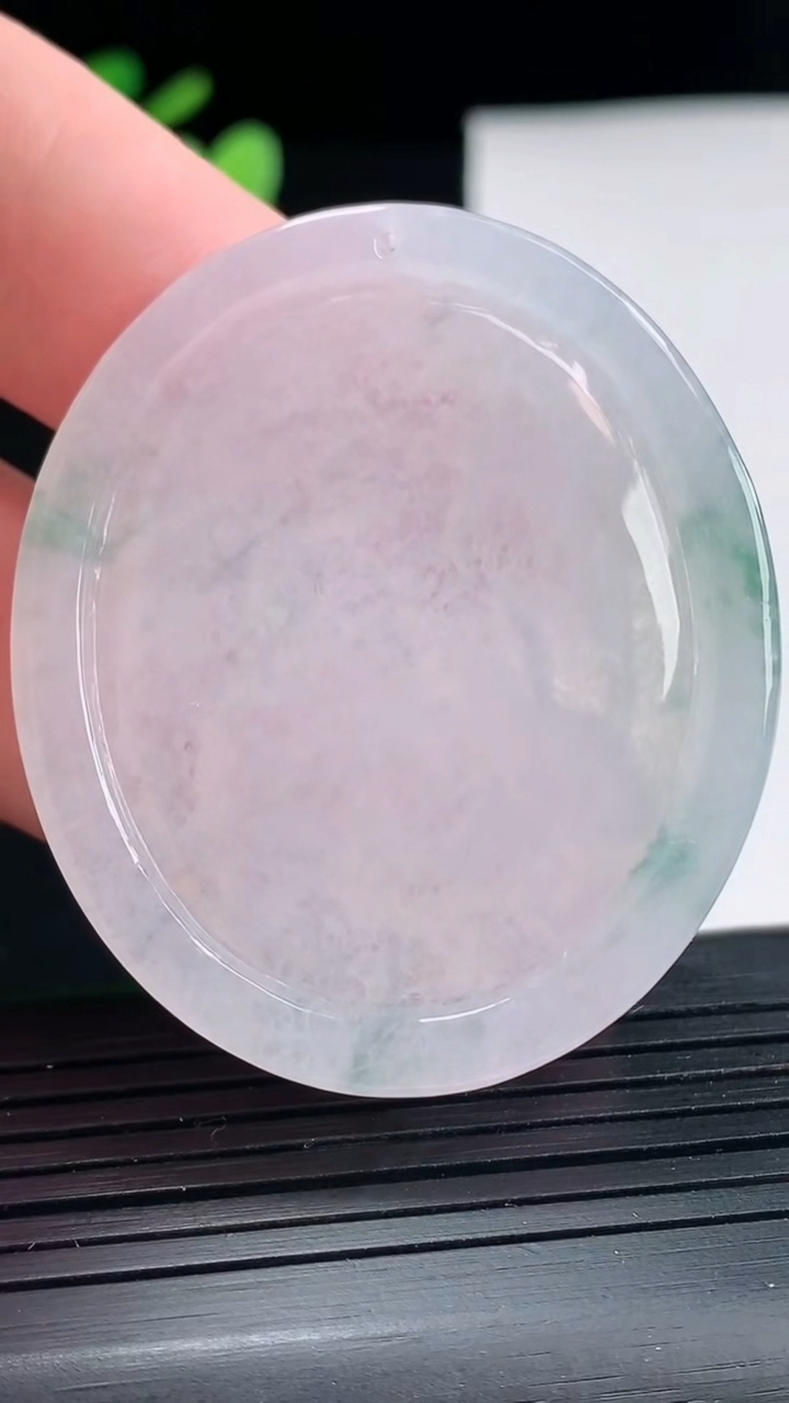 天然A货翡翠飘花生肖兔吊坠，尺寸49-42-5重量:20.67g
4月25日