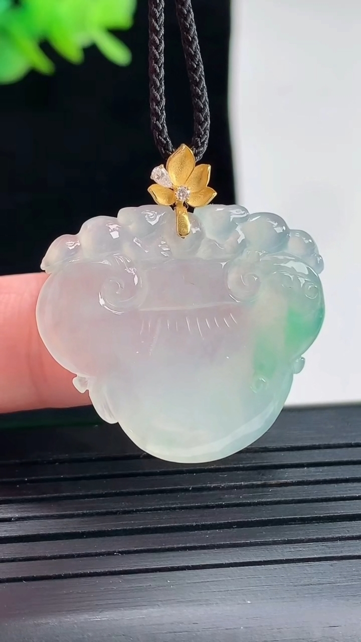 天然A货翡翠如意吊坠，尺寸26-29.5-3.6重量:6.31g
4月25日