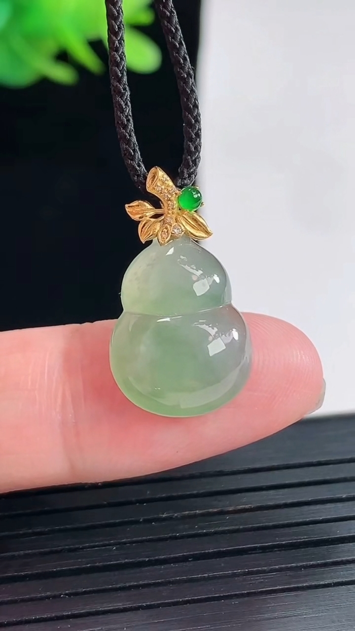 天然A货翡翠葫芦吊坠，尺寸15-12.5-4.5重量:1.74g
4月25日