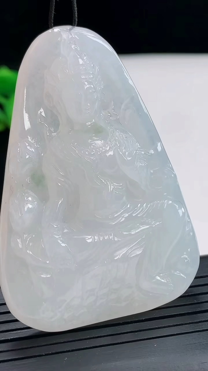 天然A货翡翠大势至菩萨吊坠，尺寸60.5-43.2-9重量:44.73g
4月25日