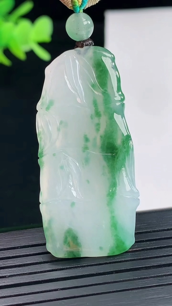 天然A货翡翠节节高升 竹节吊坠，尺寸47-22-4重量:12.56g
4月25日