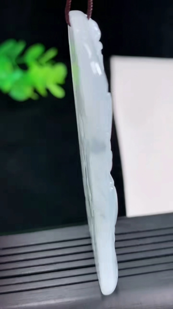 天然A货翡翠飘花文殊菩萨吊坠，尺寸67-33-5重量:27.95g
4月25日