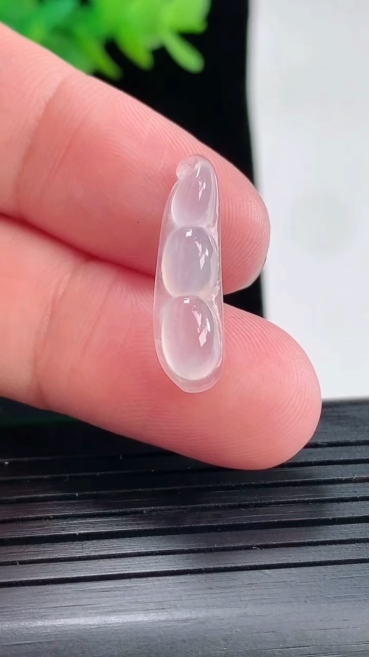 天然A货翡翠福豆吊坠，尺寸23-6.5-3.6重量:1.13g
4月25日