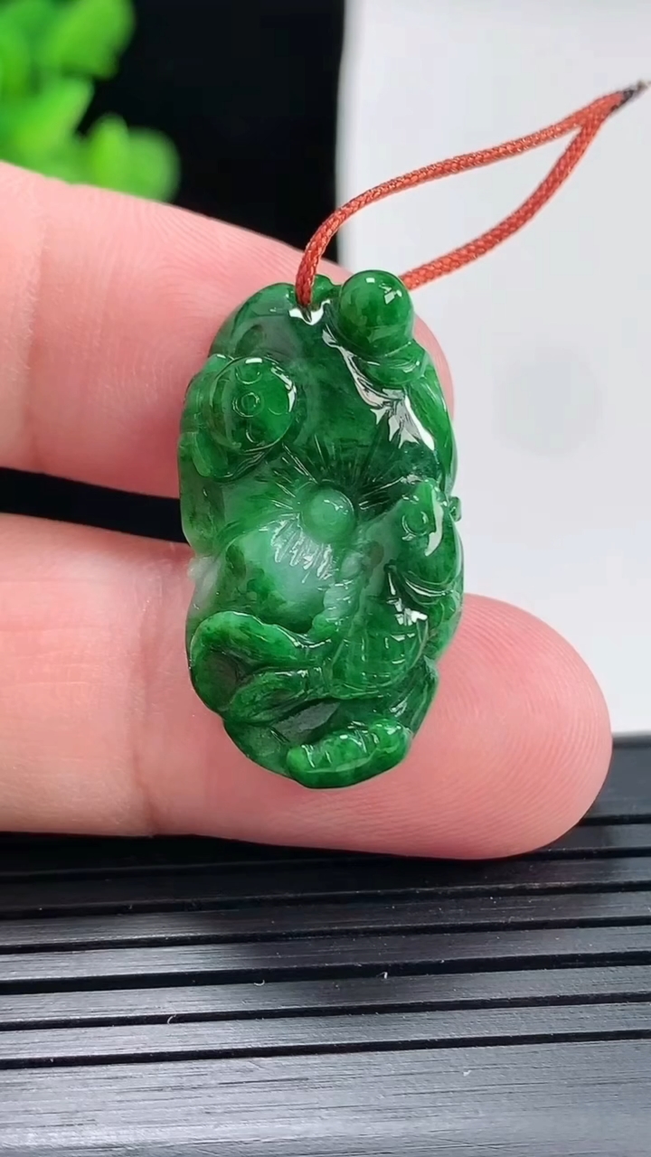 天然A货翡翠和和美美 荷叶鱼吊坠，尺寸29-16-6重量:4.62g
4月25日