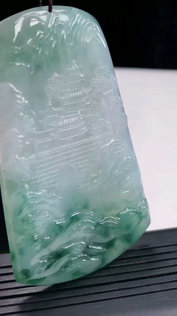 天然A货翡翠牌吊坠，尺寸71-43.6-5.5重量:42.12g
4月25日