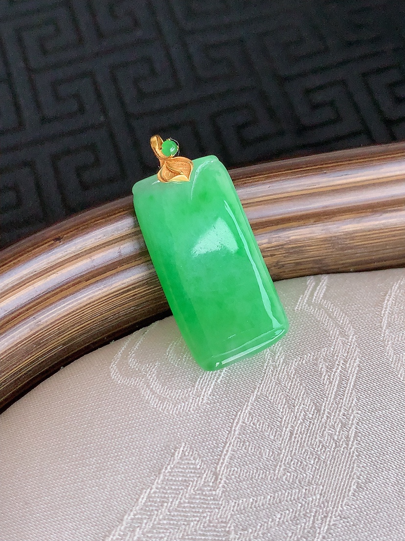 天然A货翡翠18K金扣头满绿竹节节节高升吊坠 
尺寸26.8-22.2-11.7-3.3mm 重量2