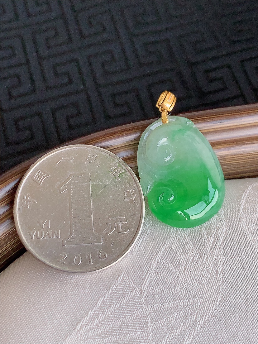 天然A货翡翠18K金扣头飘绿如意吊坠 
尺寸22.5-16.5-4.2mm 重量3.30g 0425