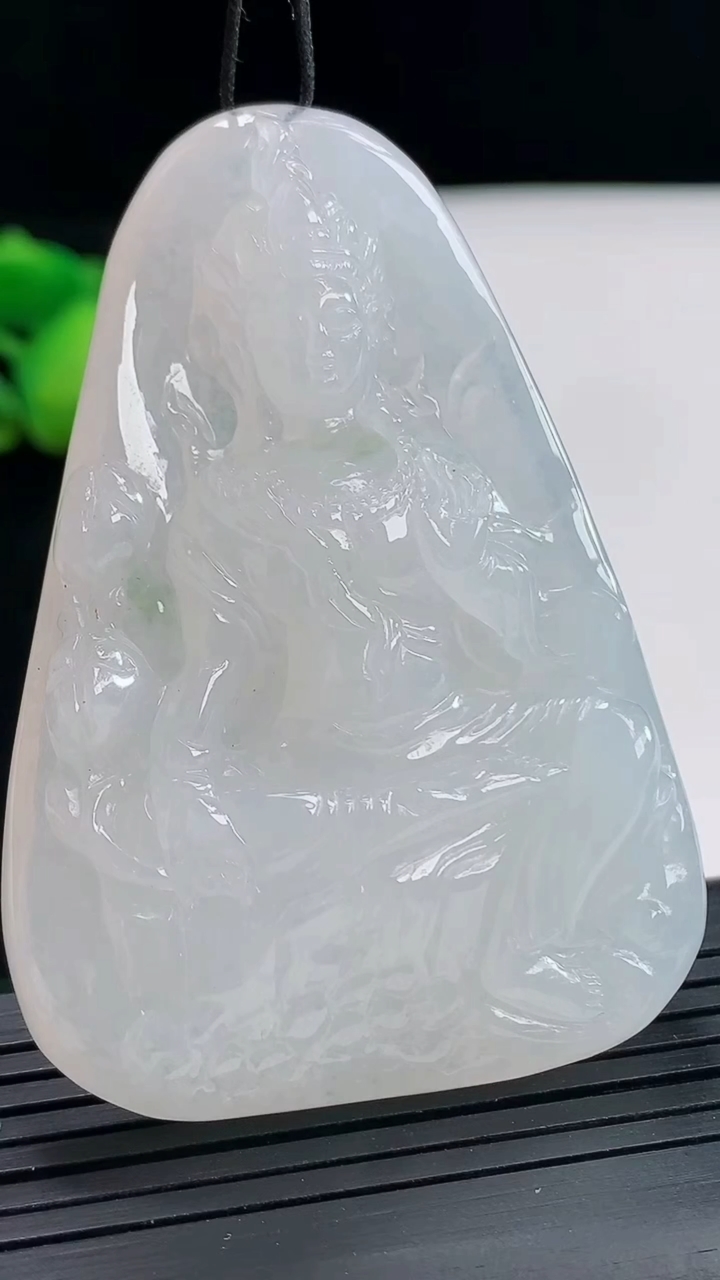 天然A货翡翠大势至菩萨吊坠，尺寸60.5-43.2-9重量:44.73g
4月25日