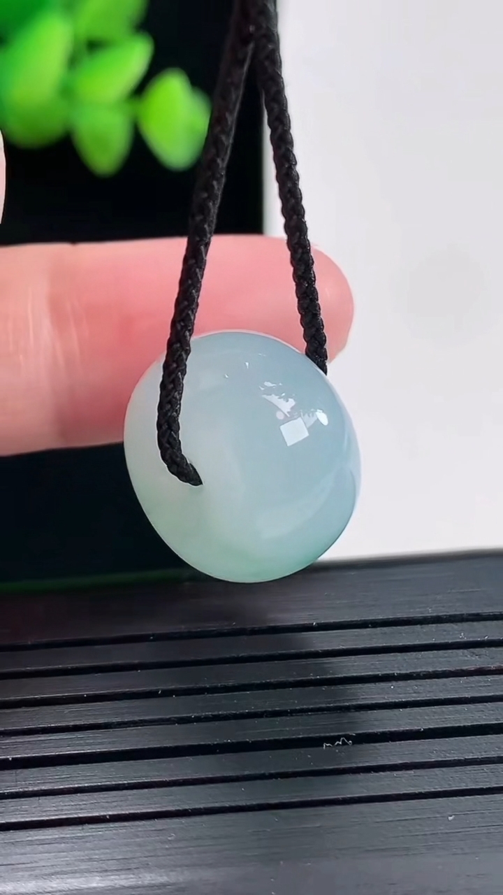 天然A货翡翠飘花路路通吊坠尺寸17.5-11.5重量:7.27g
4月25日