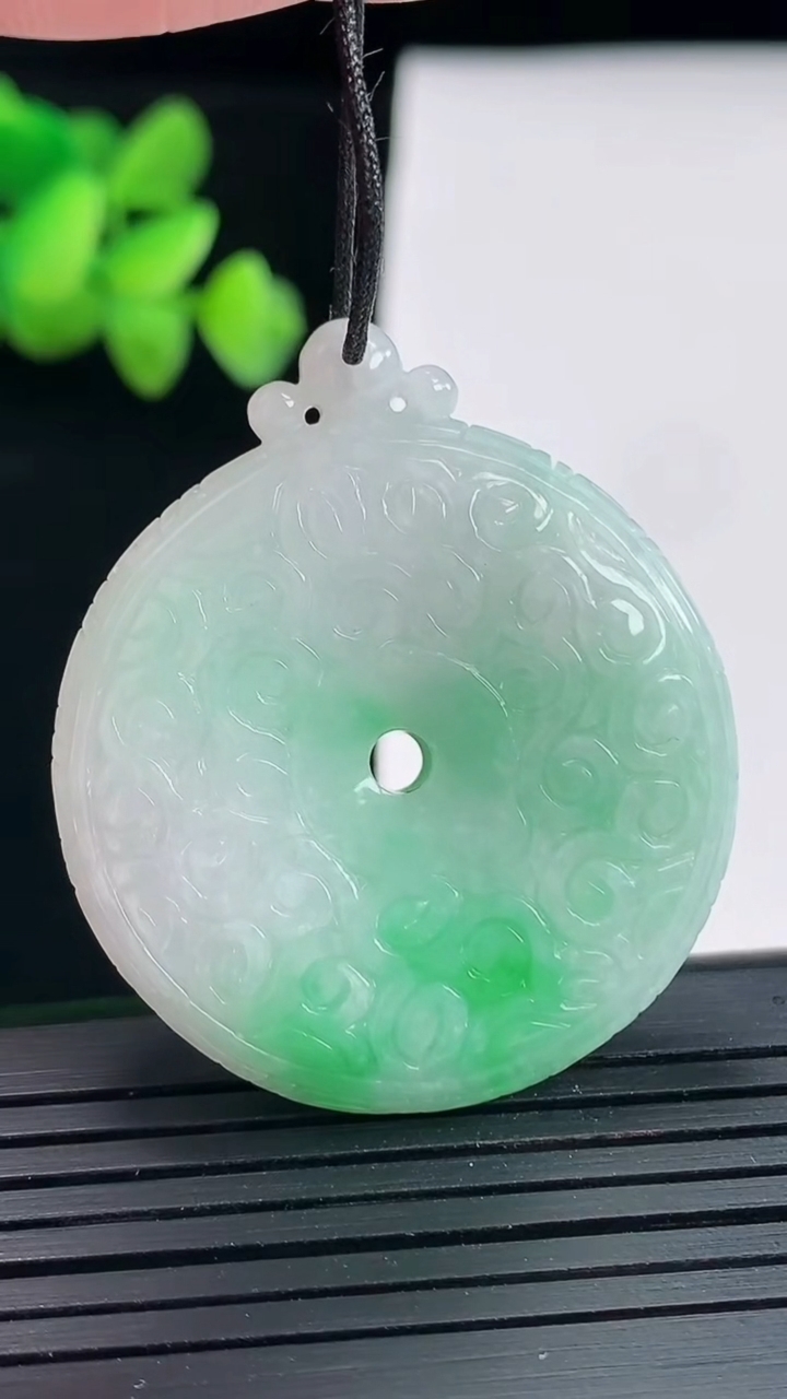 天然A货翡翠雕花平安扣吊坠，尺寸40-35-6.8重量:16.95g
4月25日