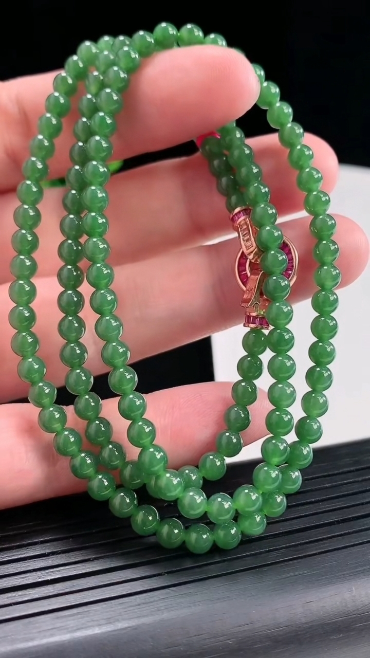 天然A货翡翠圆珠项链，尺寸4.5-130颗重量:22.97g4月25日
工厂直销收藏佳品,种好水足，色泽均匀，有种有色，上手高大气！