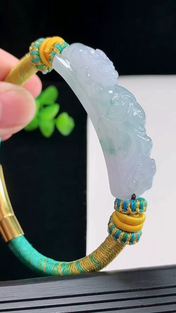 天然A货翡翠冰种飘花貔貅玉手牌，尺寸48-12.5-11.2重量:27.82g
4月25日