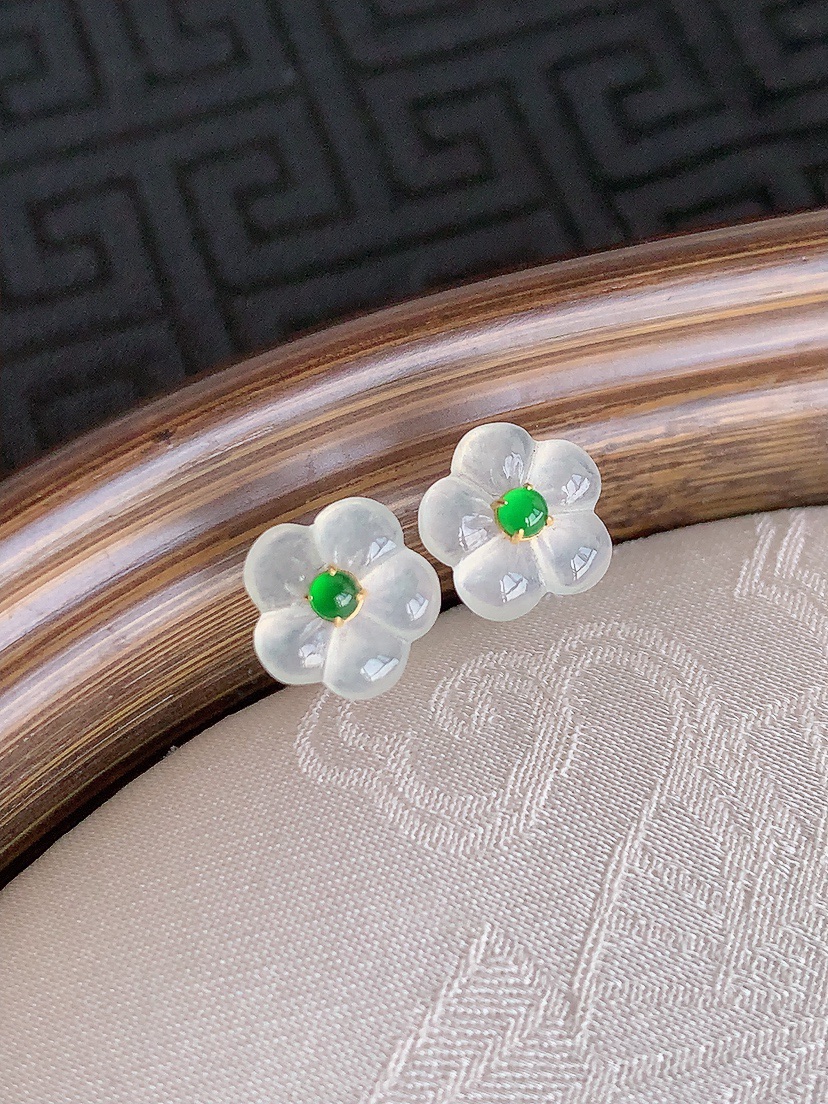 天然A货翡翠18K金镶嵌白冰白月光花开富贵耳钉 
尺寸8-1.5mm 重量0.75g 0425