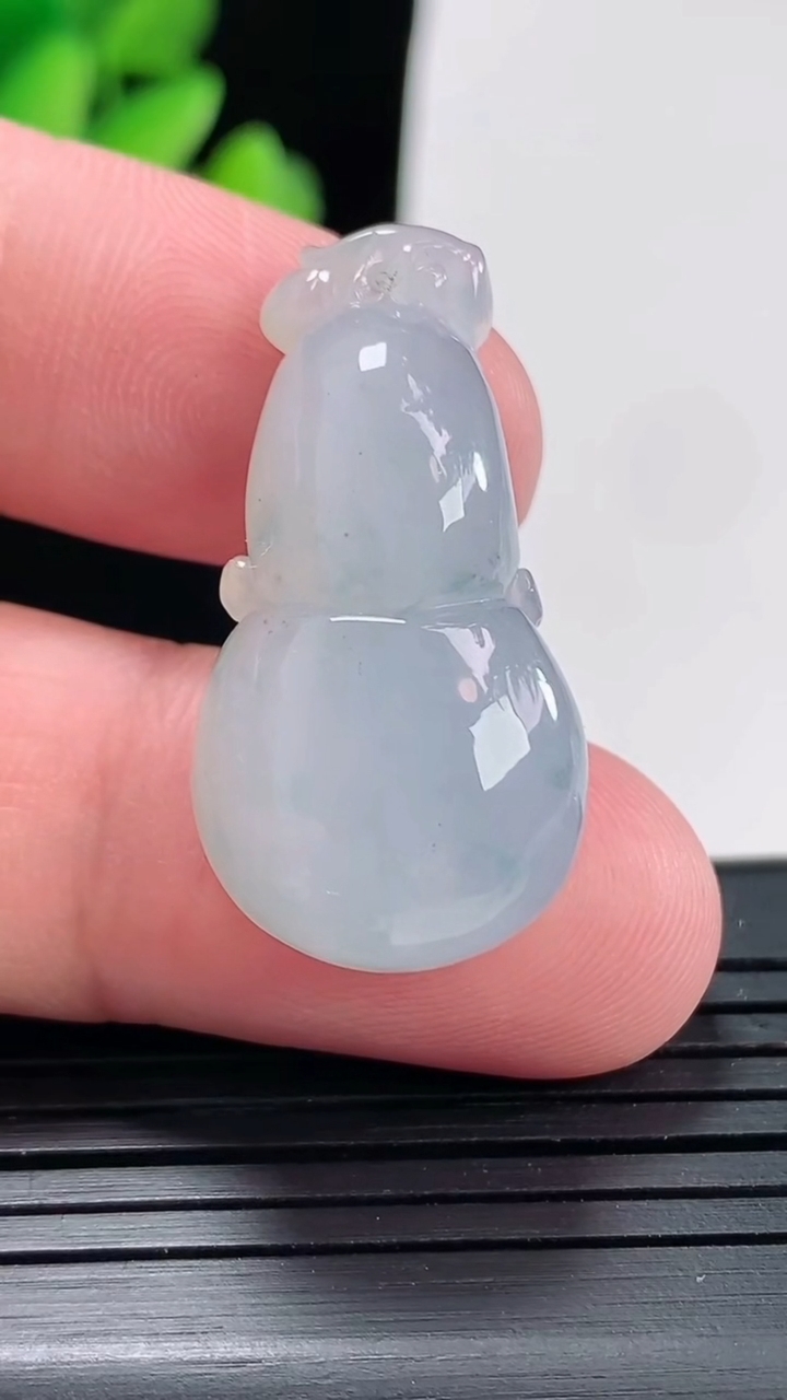 天然A货翡翠飘花葫芦吊坠，尺寸32-16.5-9重量:8.48g
4月25日