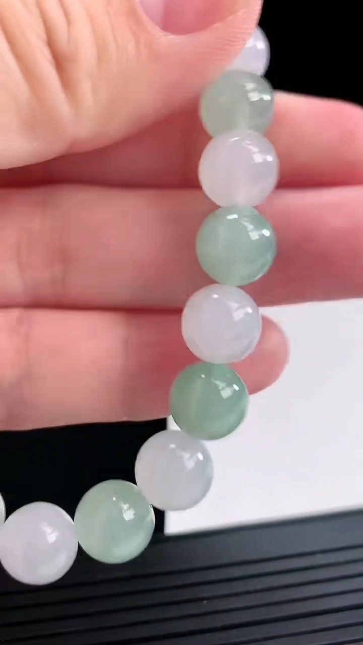 天然A货翡翠圆珠手串，尺寸9.5-20颗重量:30.05g4月25日
工厂直销收藏佳品,种好水足，色泽均匀，有种有色，上手高大气！
