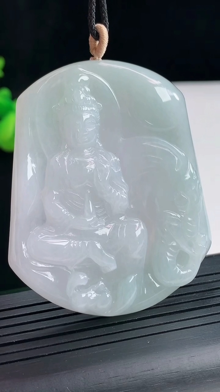 天然A货翡翠普贤菩萨吊坠，尺寸59.6-50-5.5重量:33.78g
4月25日
