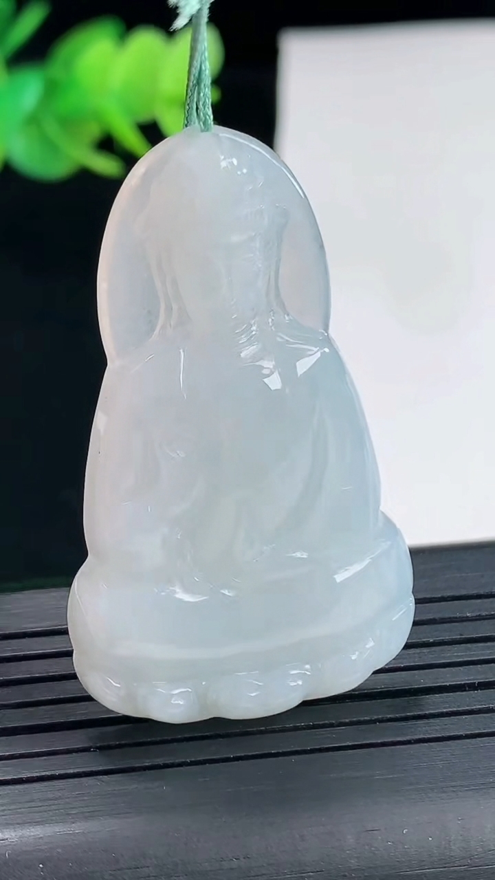 天然A货翡翠素衣观音吊坠，尺寸46-27.6-5.2重量:12.22g
4月25日