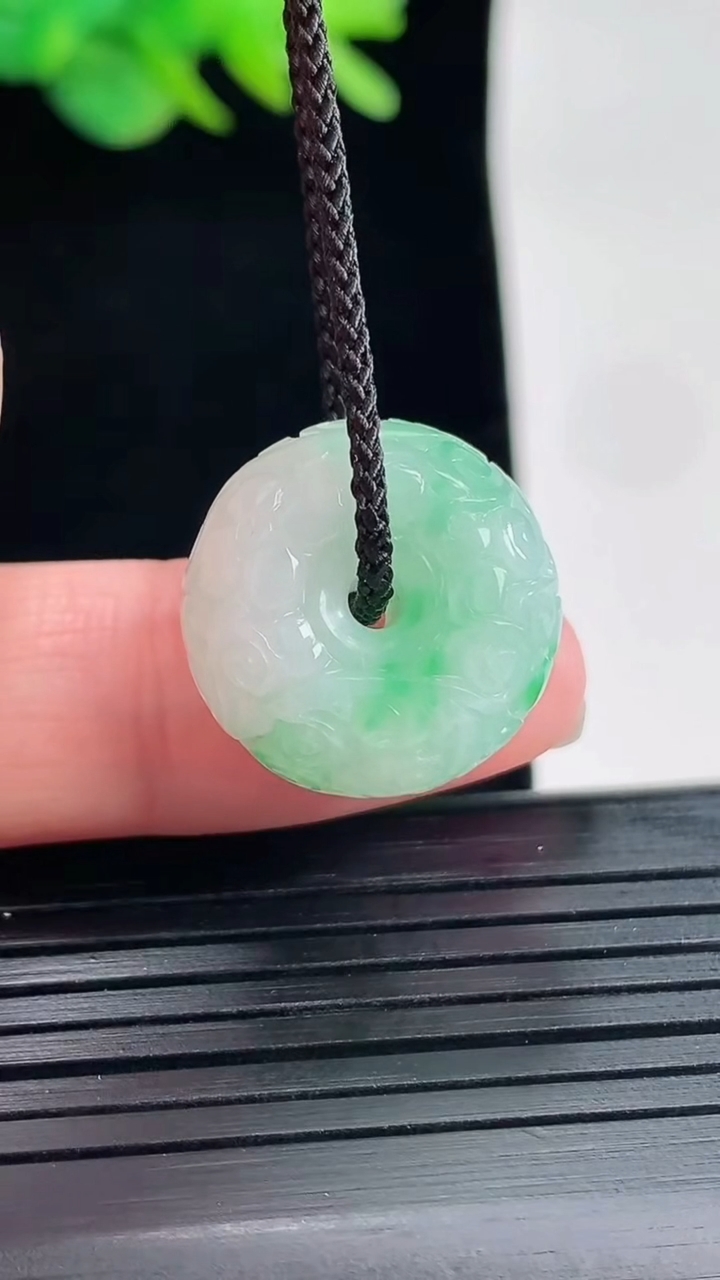 天然A货翡翠雕花路路通吊坠，尺寸18.5-11.5重量:7.53g
4月25日