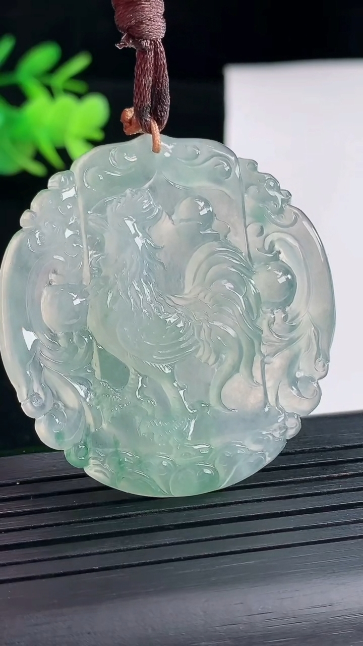 天然A货翡翠种飘花生肖鸡吊坠，尺寸44.5-44-5重量:20.53g
4月25日