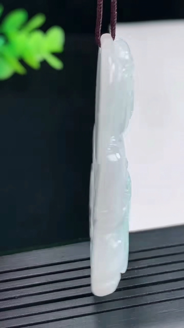 天然A货翡翠正装观音吊坠，尺寸52.5-32-8重量:22.60g
4月25日