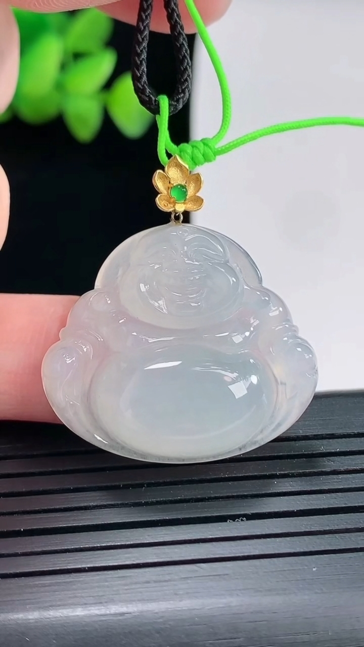 天然A货翡翠种白冰佛公吊坠，尺寸24-28.6-6重量:6.18g
4月25日