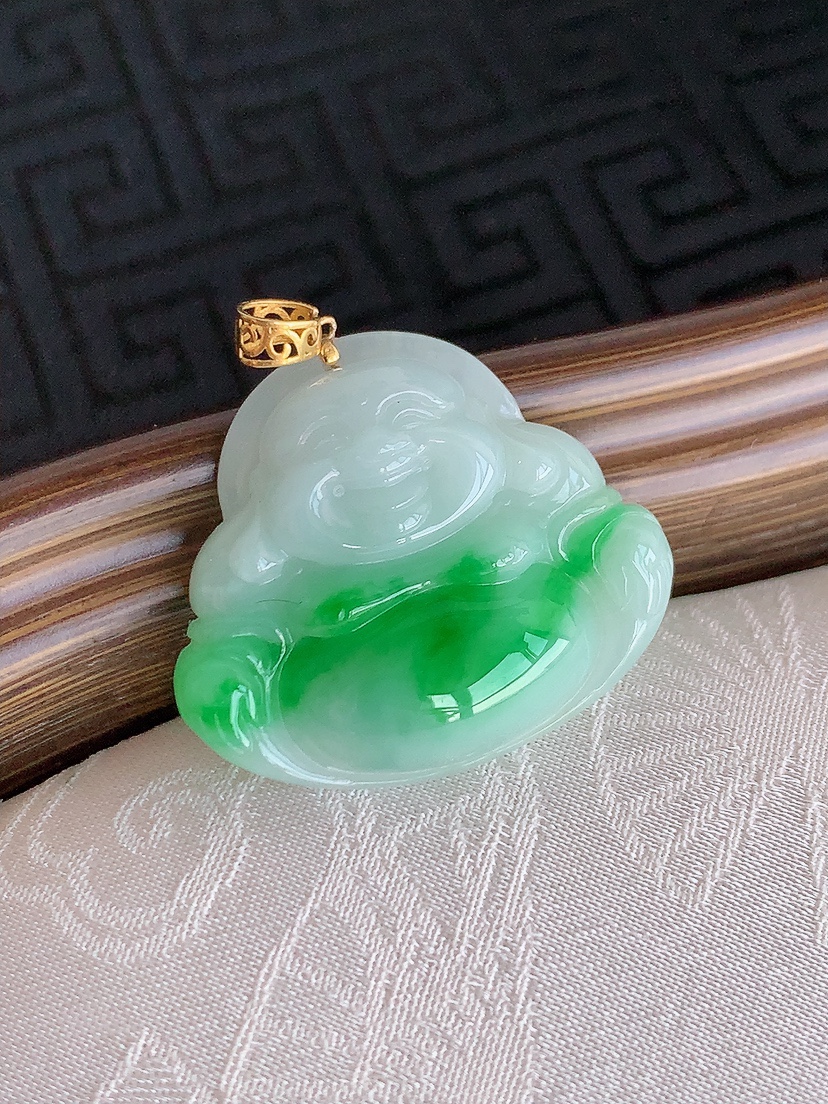 天然A货翡翠18K金扣头飘阳绿佛公吊坠 
尺寸22.8-26.2-6mm 重量5.86g 0425