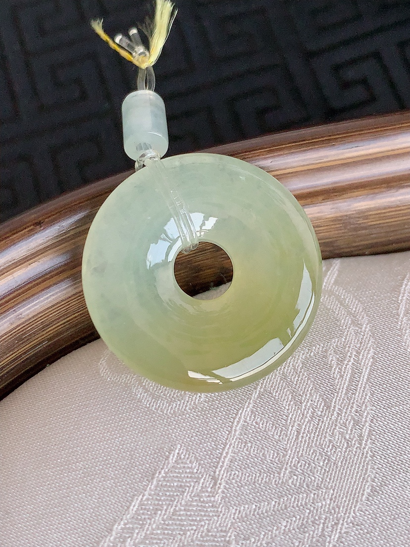 天然A货翡翠黄翡平安环吊坠 
尺寸24-4mm 重量5.48g 0425