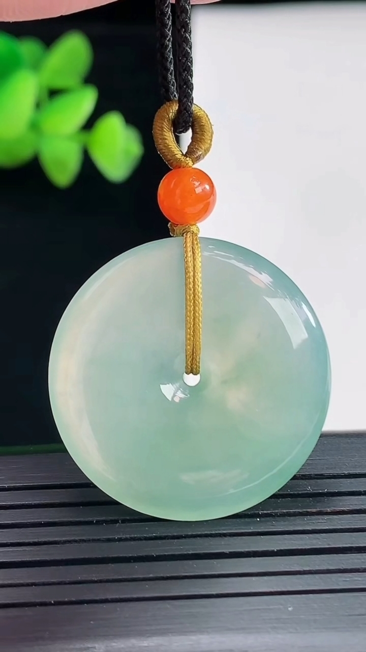 天然A货翡翠平安扣吊坠，尺寸29-5重量:9.15g
4月25日