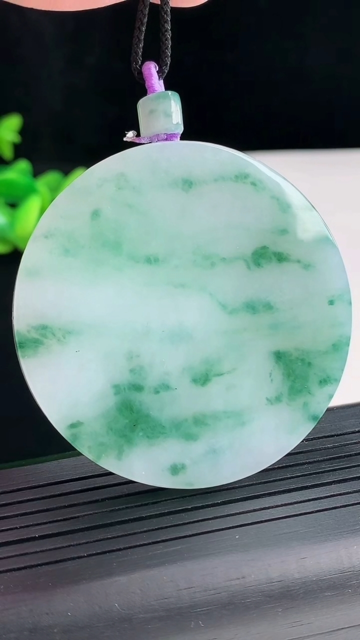 天然A货翡翠飘花无事牌吊坠，尺寸54-5.2重量:45.33g
4月25日