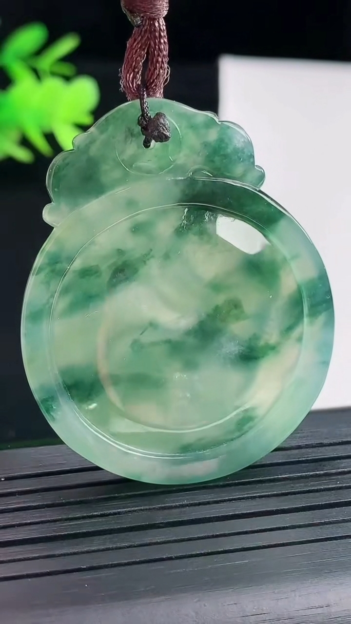 天然A货翡翠冰种飘花生肖兔吊坠，尺寸46.5-38.5-5.2重量:19.66g
4月25日