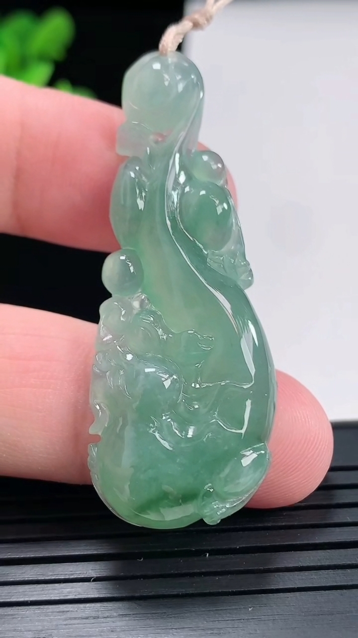 天然A货翡翠仿古龙吊坠，尺寸51.5-19-5.2重量:8.84g
4月25日