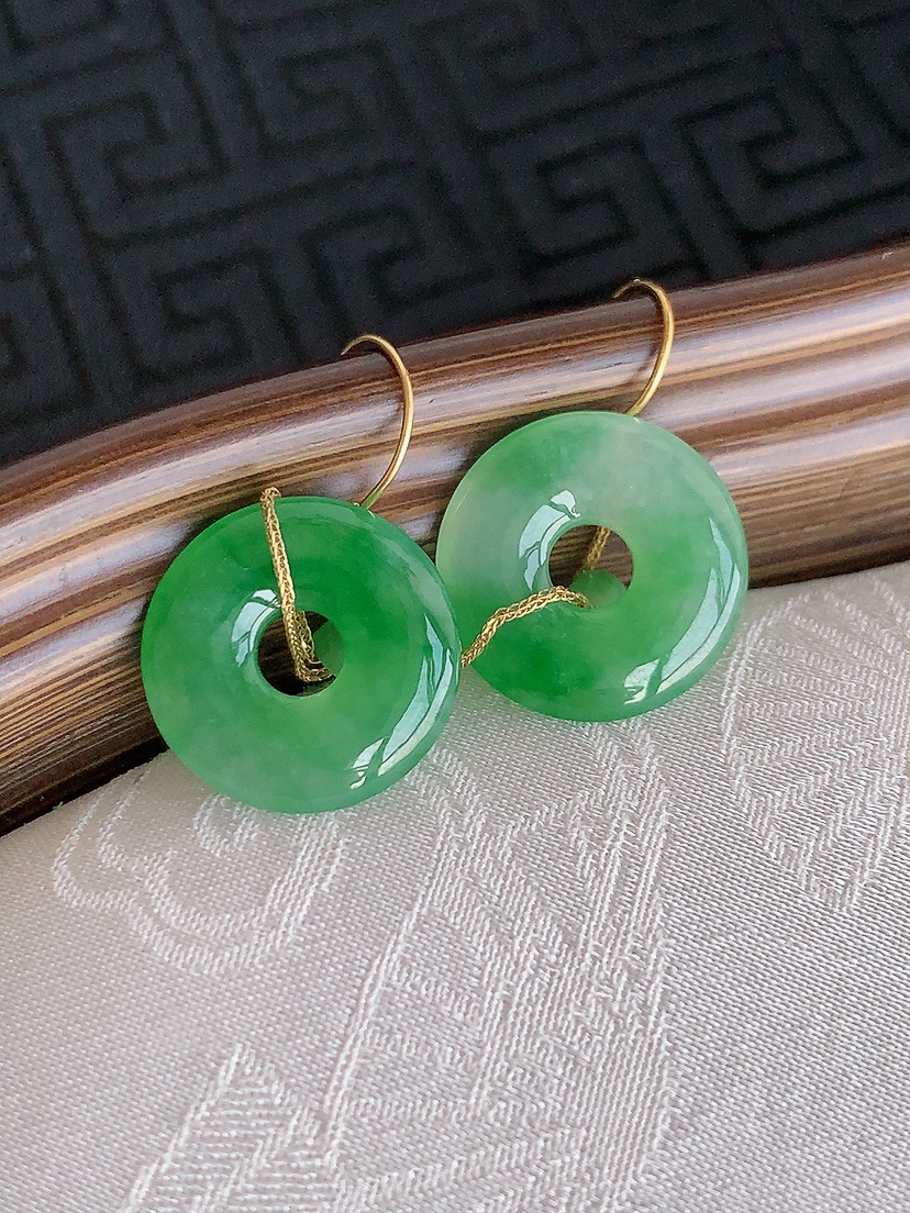 天然A货翡翠18K金镶嵌满绿平安环耳坠 
尺寸14.6-2.3mm 重量2.55g 0425