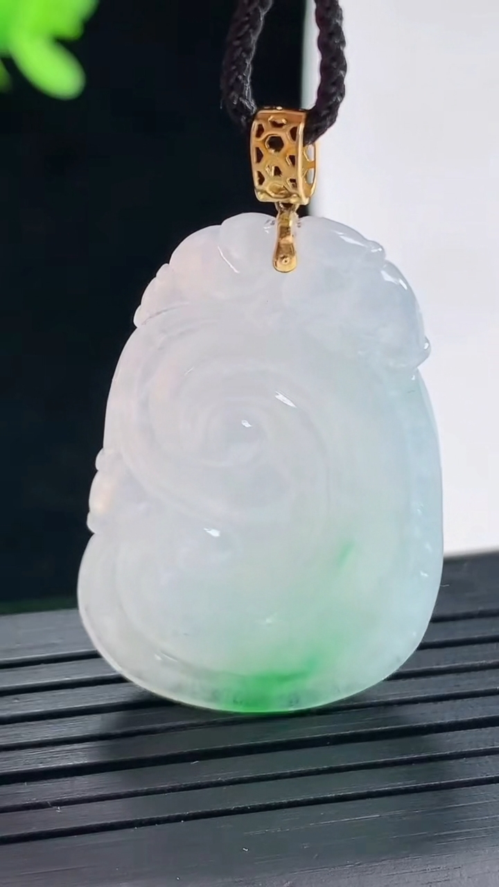 天然A货翡翠如意吊坠，尺寸35.8-23.6-5.2重量:10.00g
4月25日