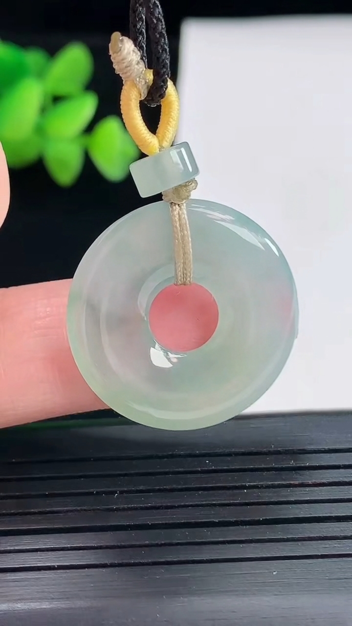 天然A货翡翠平安环吊坠，尺寸24-3.3重量:4.44g
4月25日