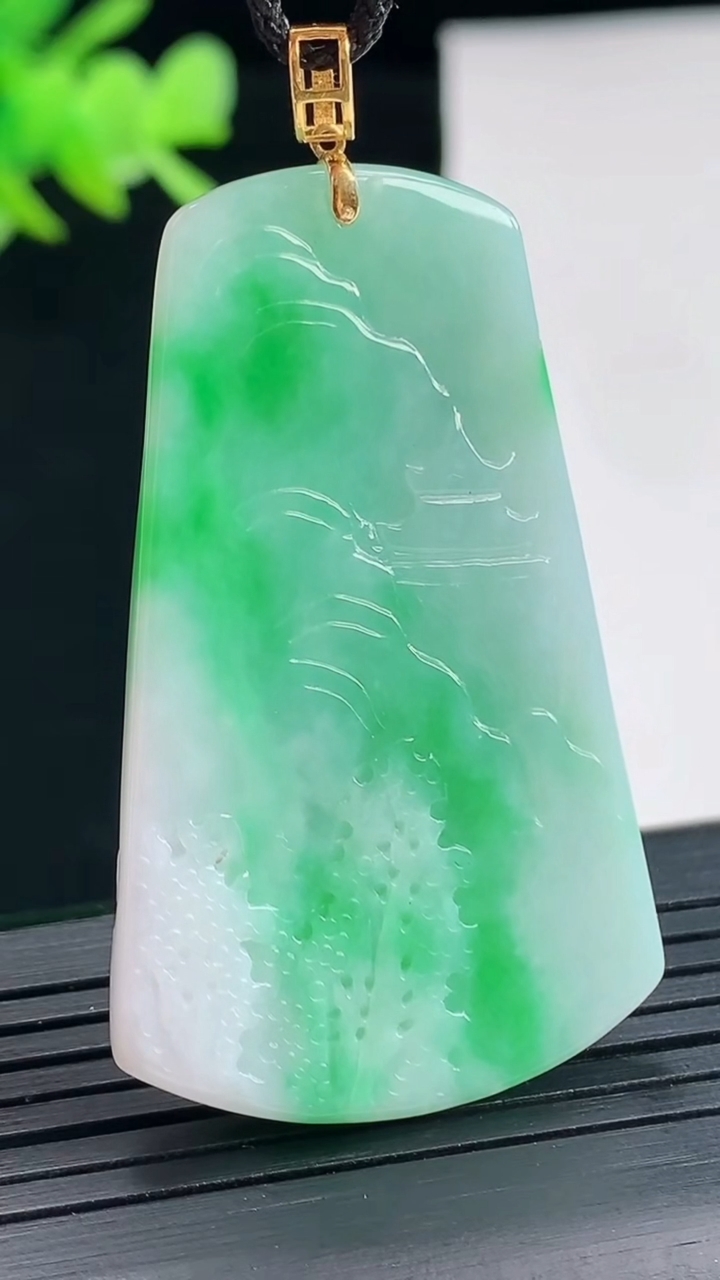 天然A货翡翠山水牌吊坠，尺寸46.5-29-5.2重量:15.77g
4月25日